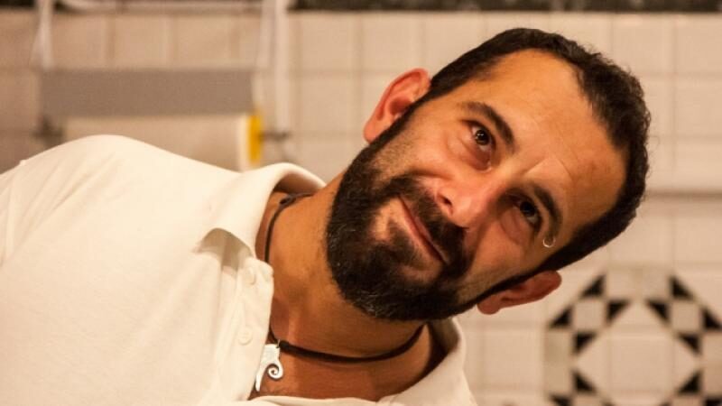 Cristiano Cavina un uomo con pizzetto e barba in una cucina