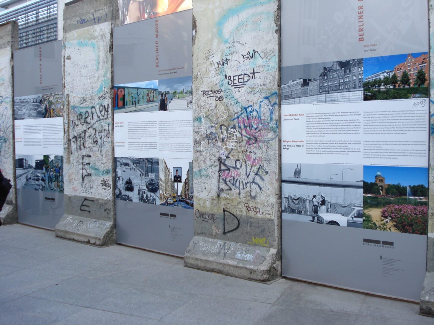 una fila di colonne di cemento ricoperte di graffiti