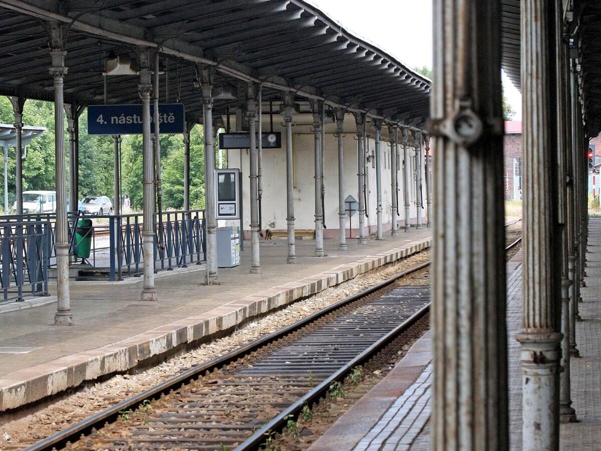 una stazione ferroviaria vuota senza persone sulla banchina