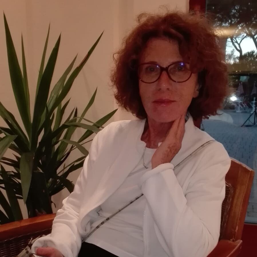 Susanna Barta Birnberg una donna seduta su una sedia con la mano sul mento
