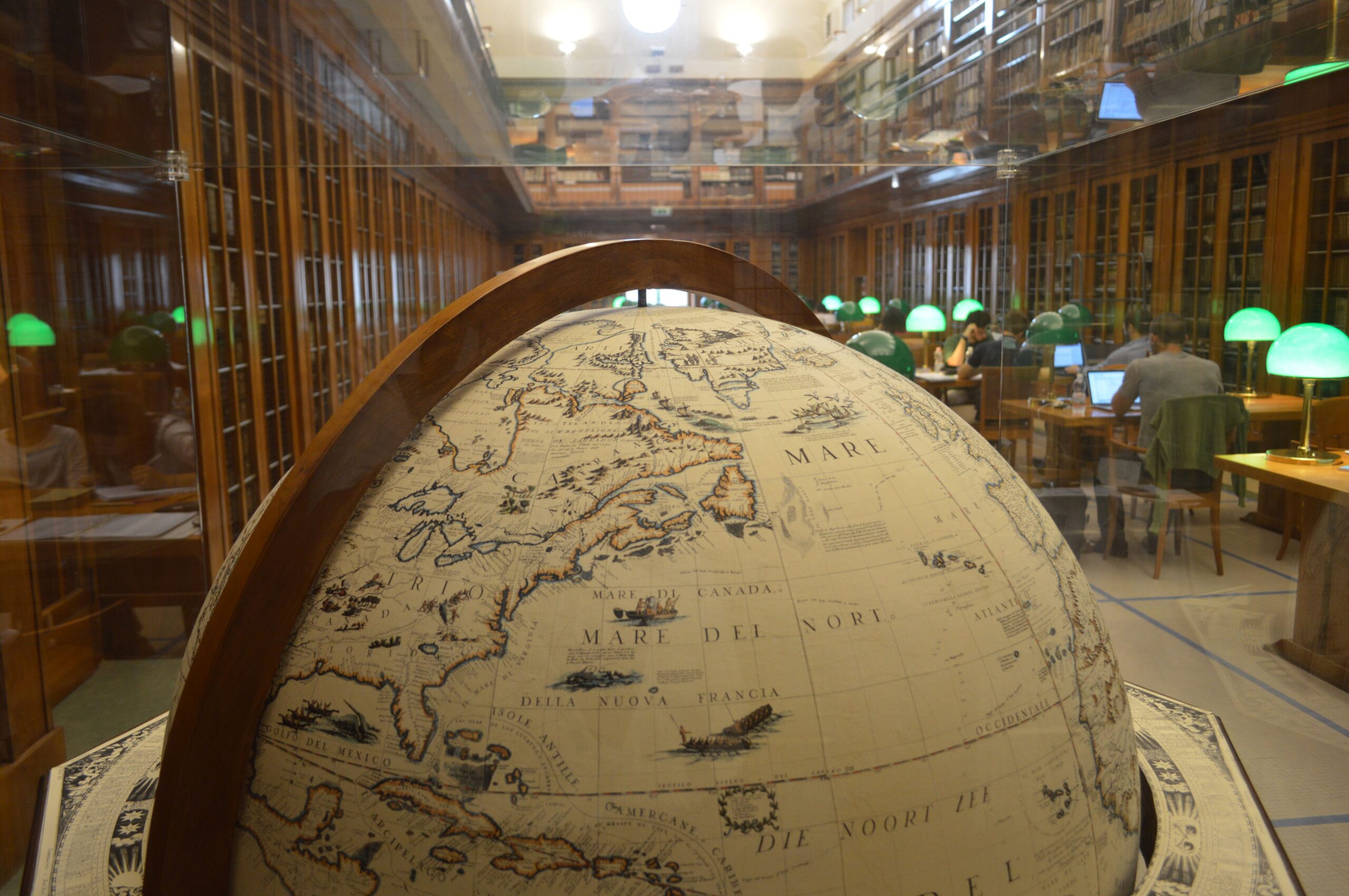 un grande globo in una teca di vetro in mostra