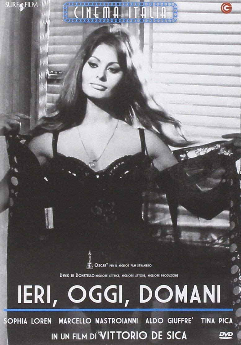 una donna in lingerie in posa per un poster