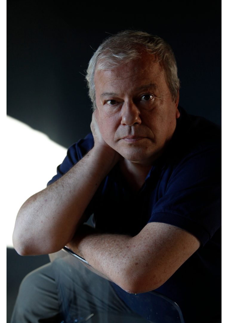 un uomo seduto con le braccia incrociate