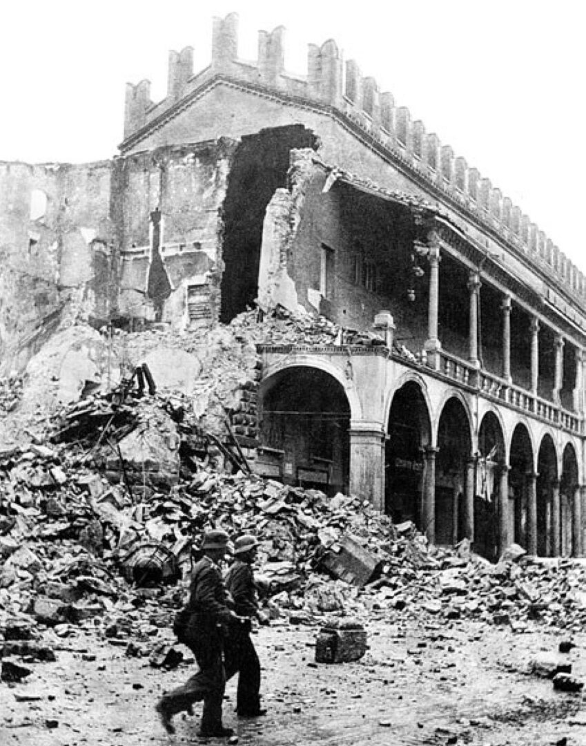 una foto in bianco e nero di un edificio distrutto